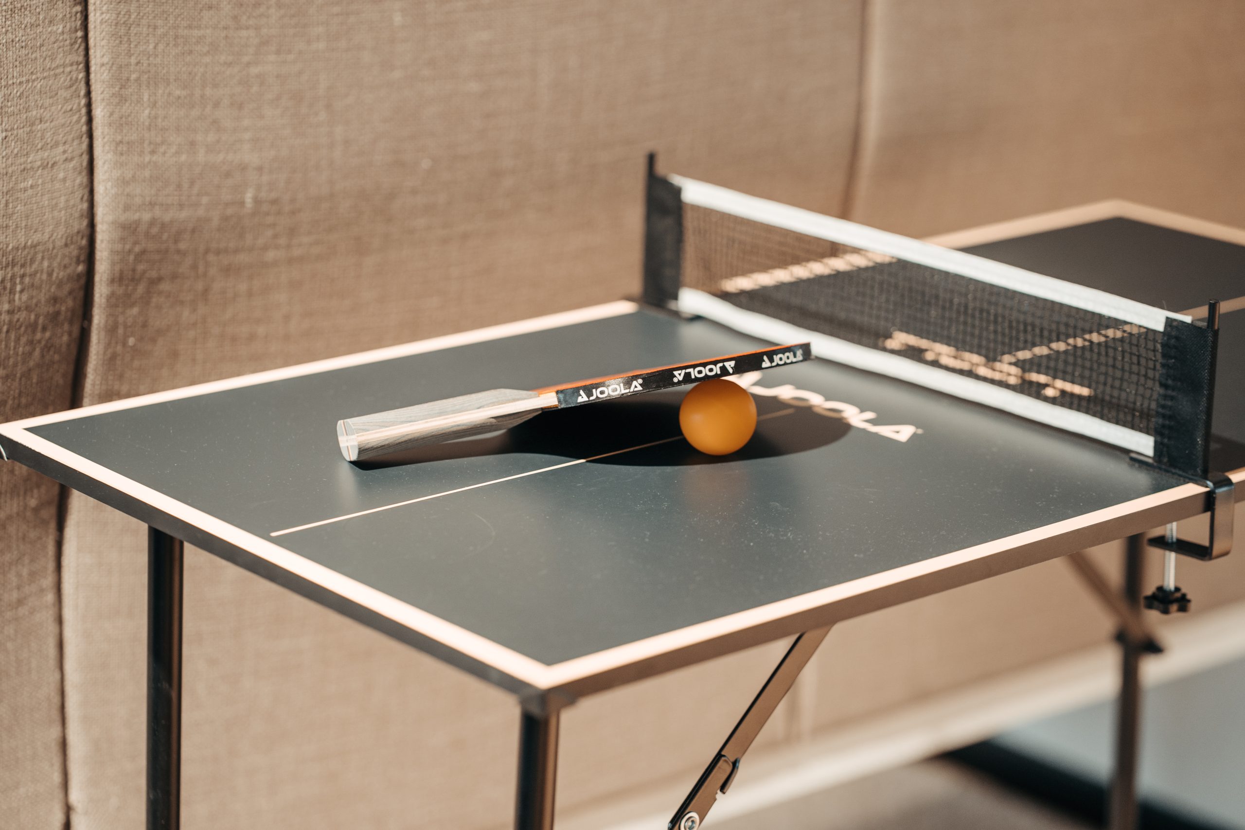 Ett pingisracket ligger på ett pingisbord